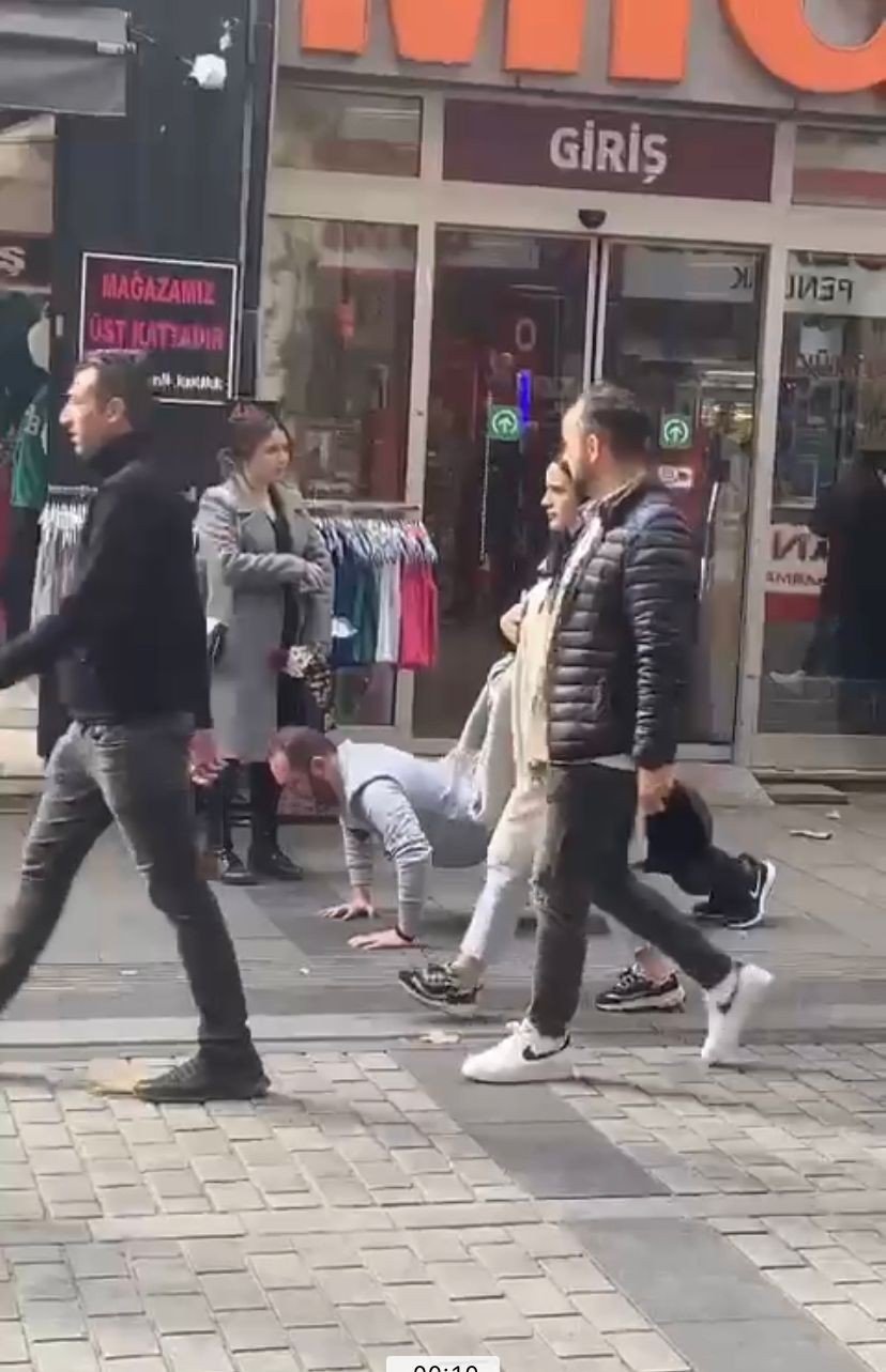 Çarşı ortasında şınav çektirdi