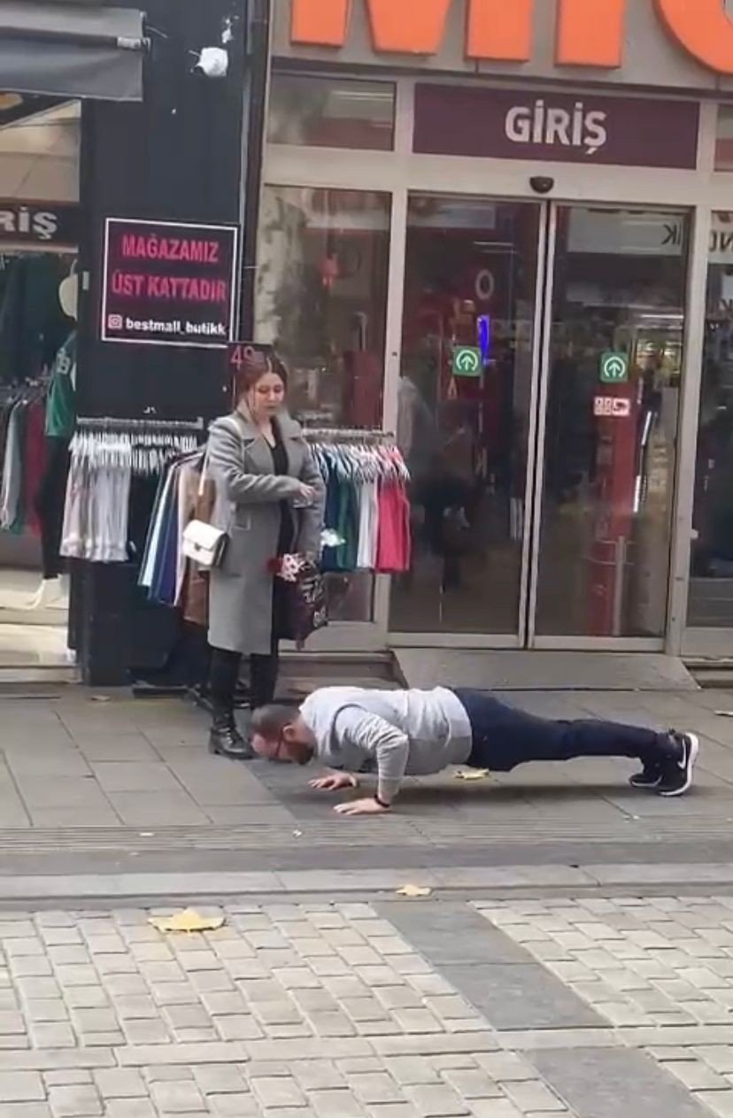 Çarşı ortasında şınav çektirdi