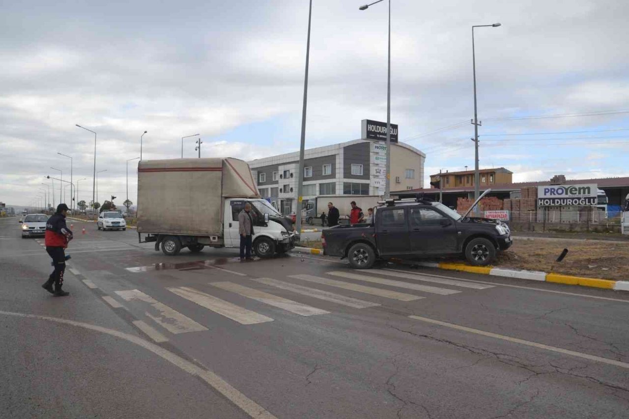 Kamyonet ile pikap çarpıştı: 1 yaralı