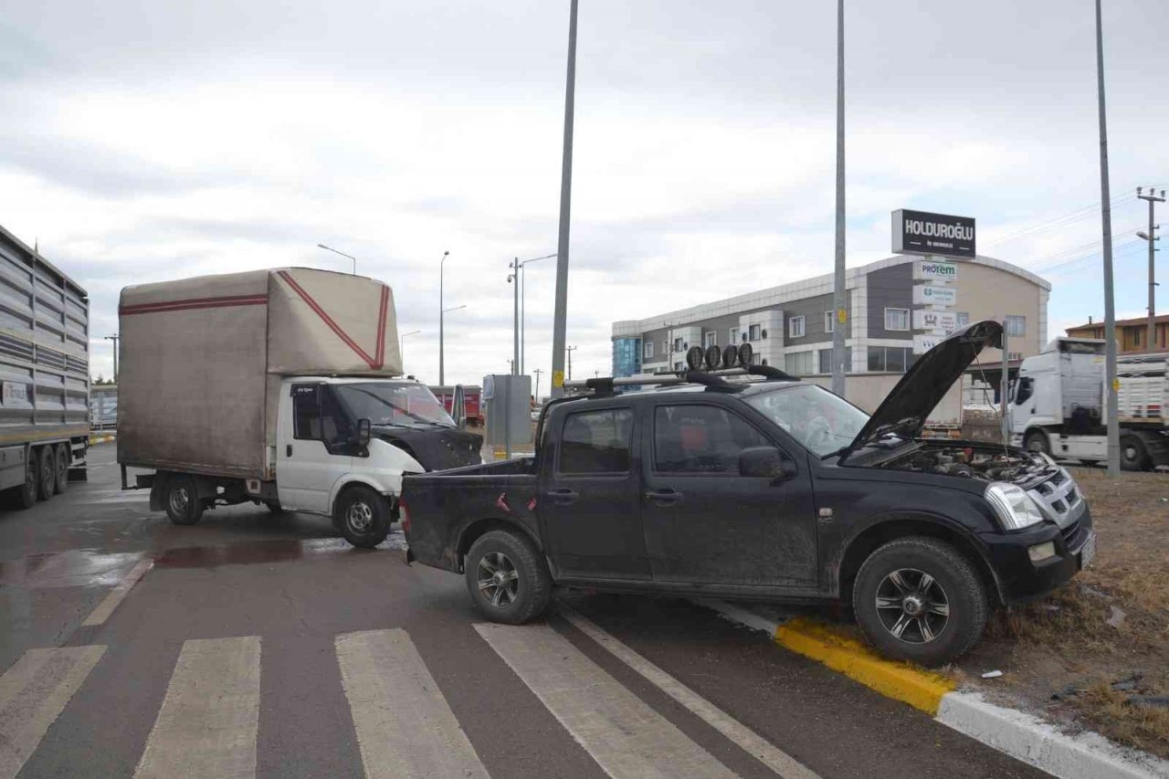 Kamyonet ile pikap çarpıştı: 1 yaralı