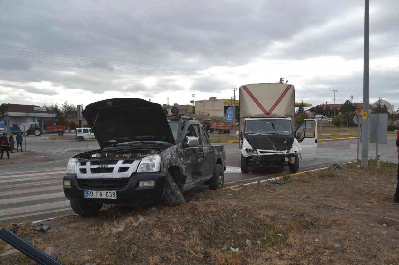 Kamyonet ile pikap çarpıştı: 1 yaralı