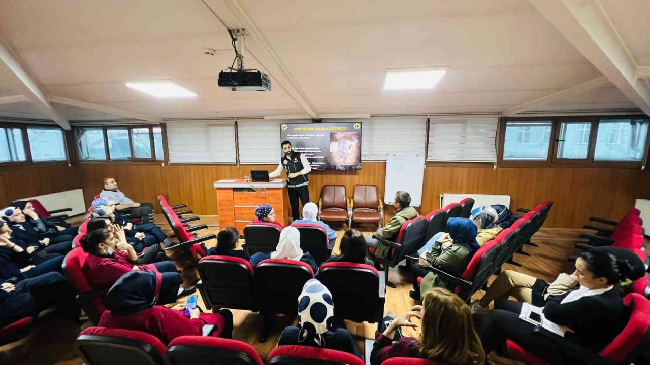 Sultanbeyli’de sağlık çalışanlarına “En İyi Narkotik Polisi Anne” projesi anlatıldı