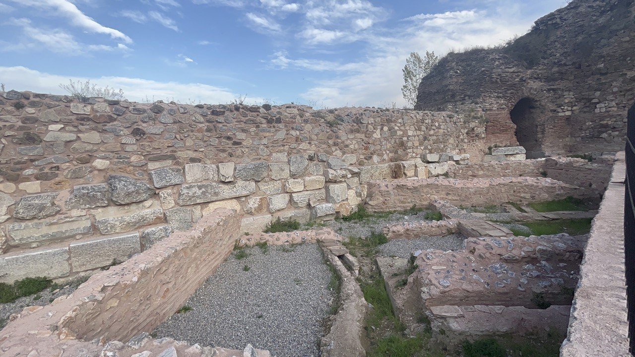 2 bin yıllık İstanbul Kapı’daki mozaik ve taş yol göz kamaştırıyor
