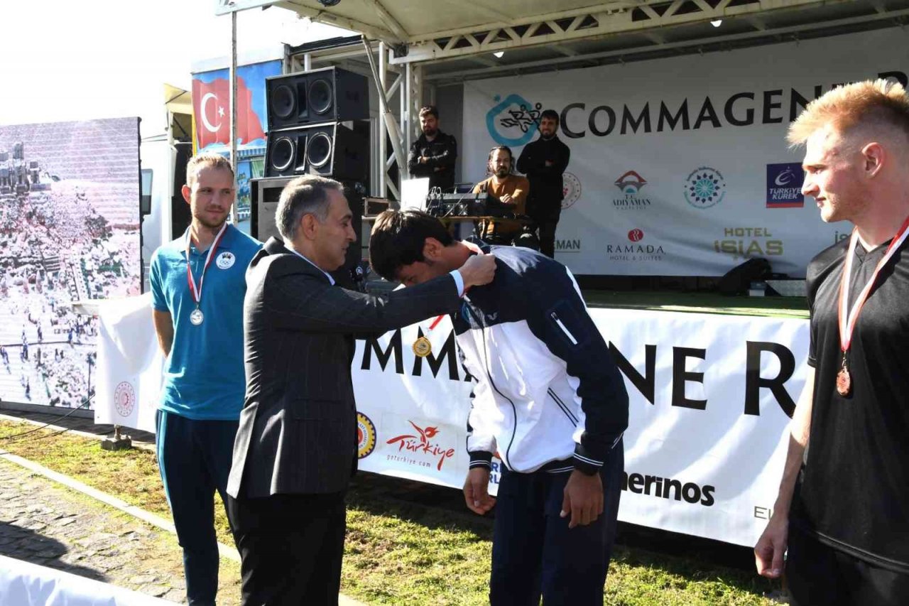 Komagene kürekçileri madalyalarını Perre antik kentinde aldı