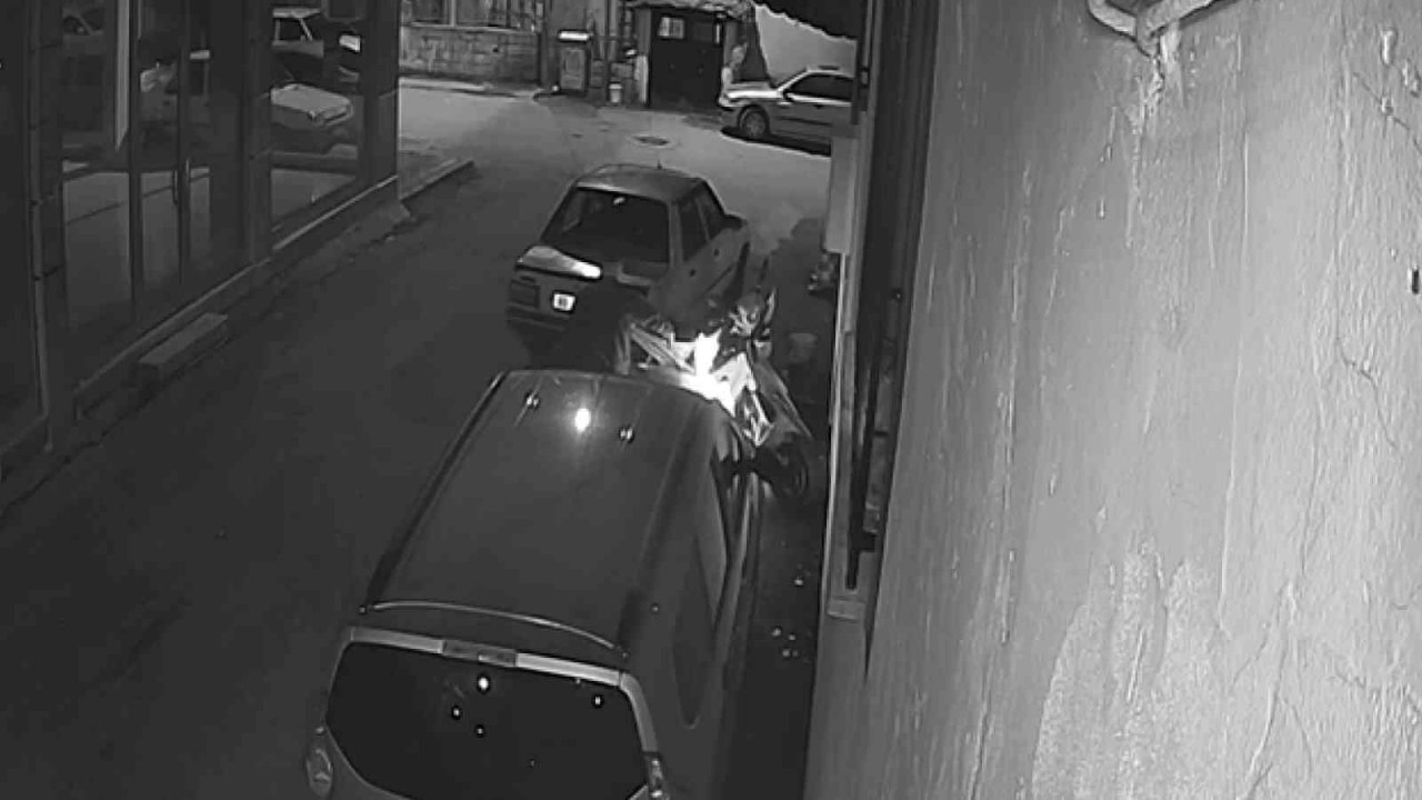 Tartıştığı arkadaşının motosikletini kundakladı