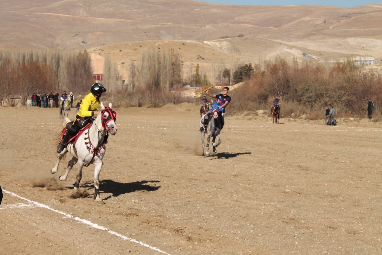Bayburt ve Erzurum arasında oynanan dostluk maçında ciritçi attan düştü maç kaldığı yerden devam etti