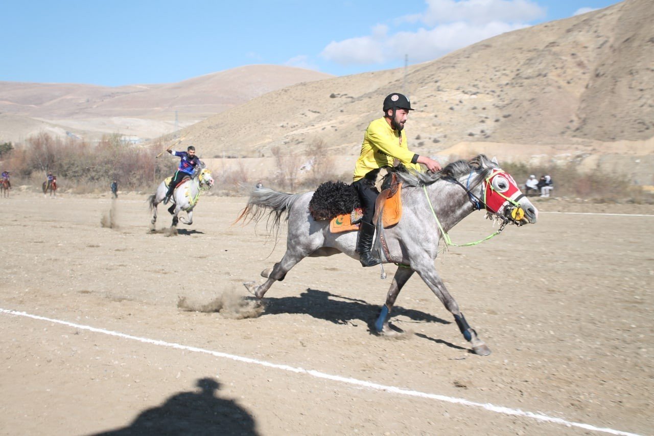 Bayburt ve Erzurum arasında oynanan dostluk maçında ciritçi attan düştü maç kaldığı yerden devam etti