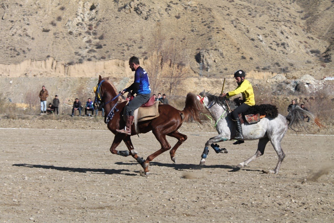 Bayburt ve Erzurum arasında oynanan dostluk maçında ciritçi attan düştü maç kaldığı yerden devam etti