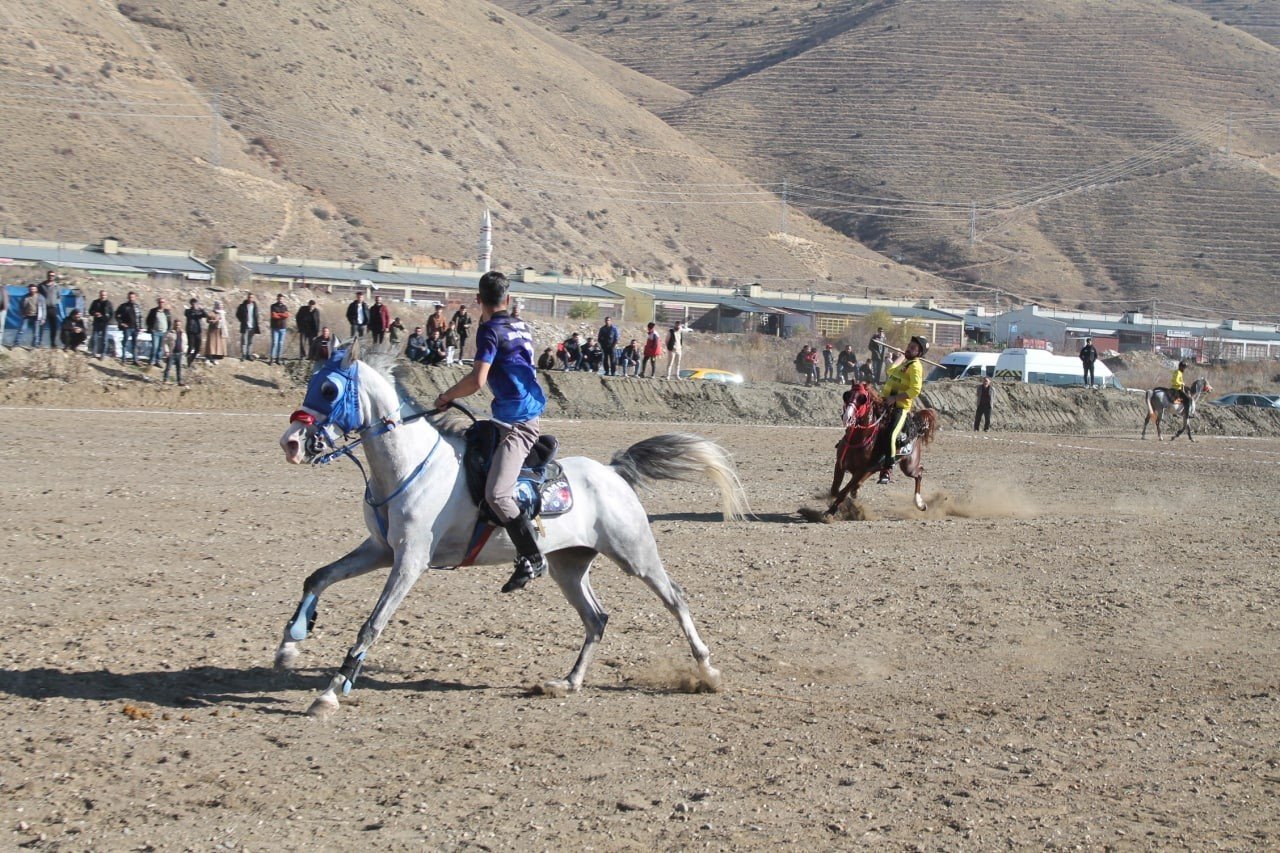 Bayburt ve Erzurum arasında oynanan dostluk maçında ciritçi attan düştü maç kaldığı yerden devam etti