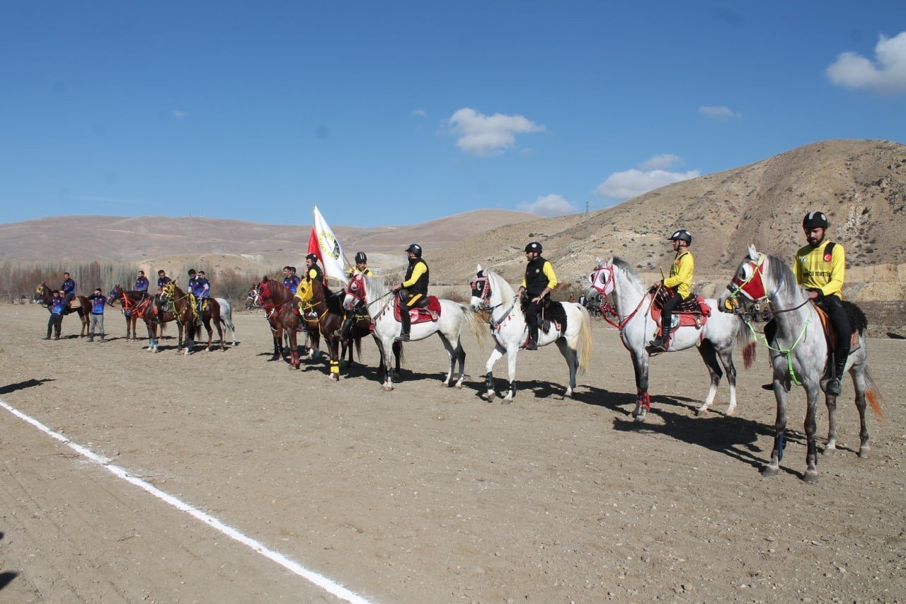 Bayburt ve Erzurum arasında oynanan dostluk maçında ciritçi attan düştü maç kaldığı yerden devam etti