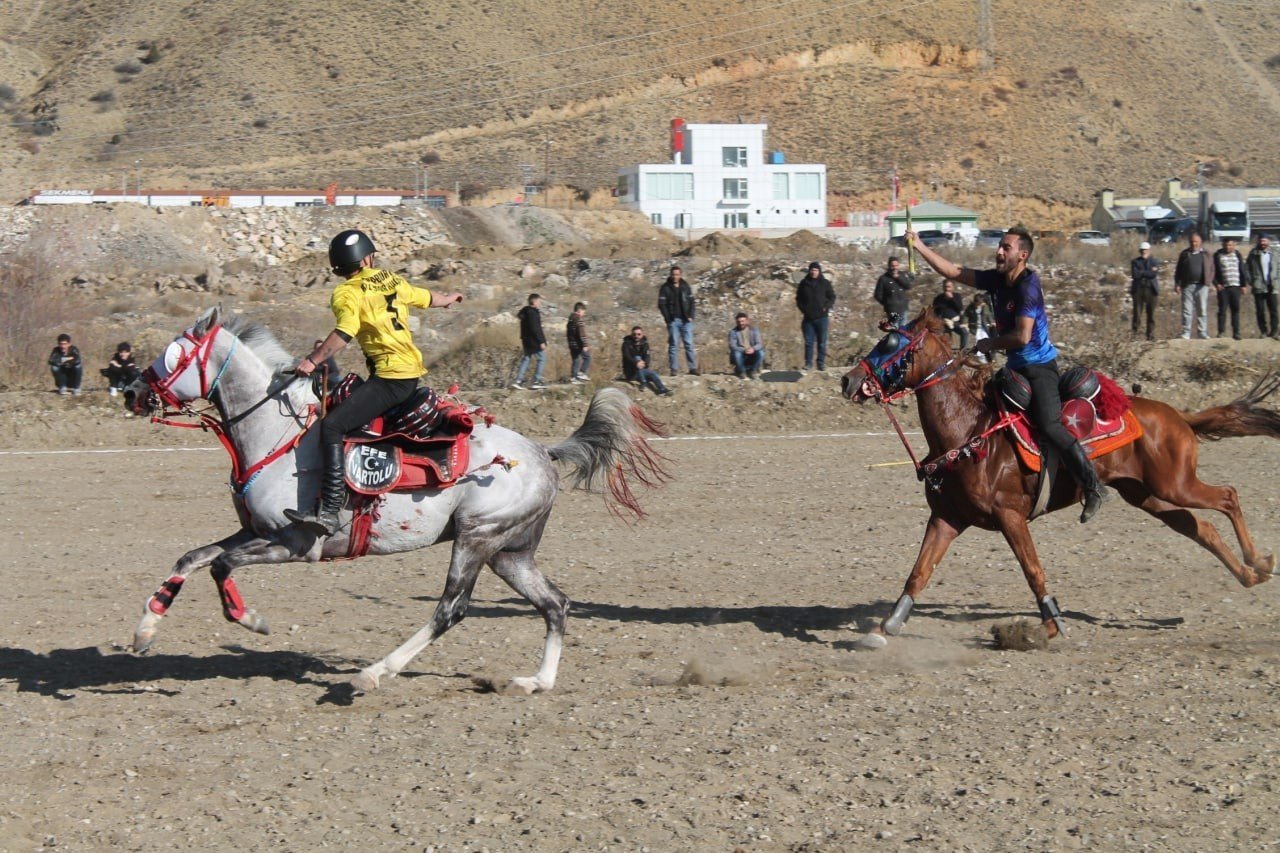 Bayburt ve Erzurum arasında oynanan dostluk maçında ciritçi attan düştü maç kaldığı yerden devam etti