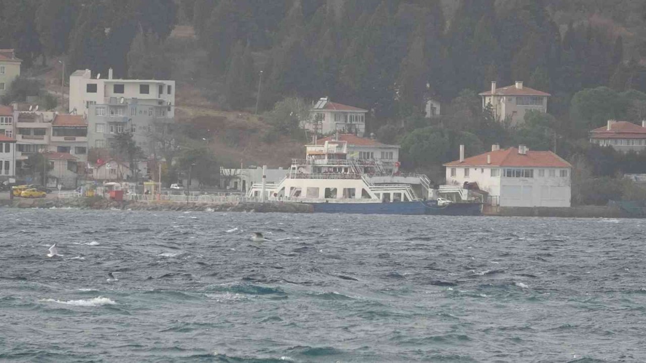 Bozcaada’da yarınki tüm feribot seferleri iptal edildi