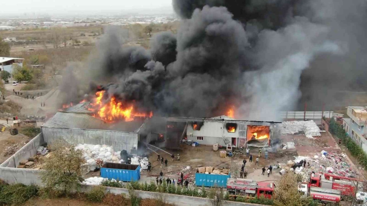 Bursa’da geri dönüşüm tesisinde başlayan yangın kontrol altına alındı