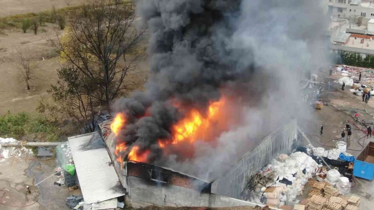Bursa’da geri dönüşüm tesisinde başlayan yangın kontrol altına alındı