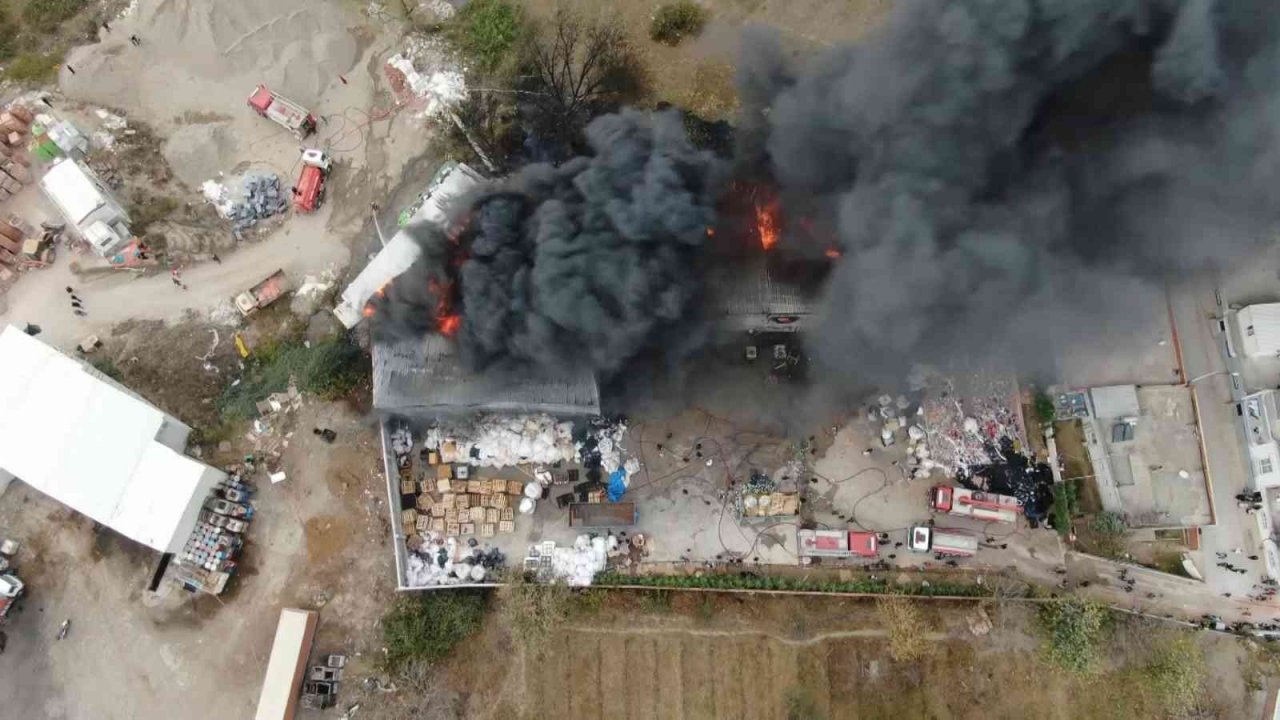 Bursa’da geri dönüşüm tesisinde başlayan yangın kontrol altına alındı