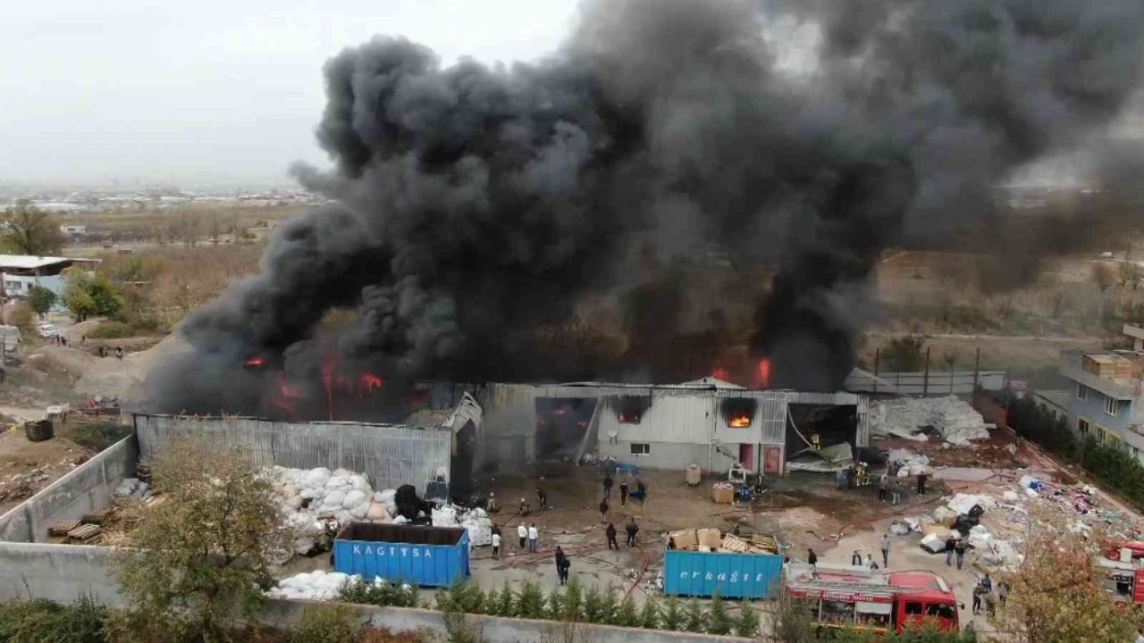 Bursa’da geri dönüşüm tesisinde başlayan yangın kontrol altına alındı