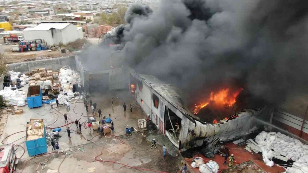 Bursa’da geri dönüşüm tesisinde başlayan yangın kontrol altına alındı