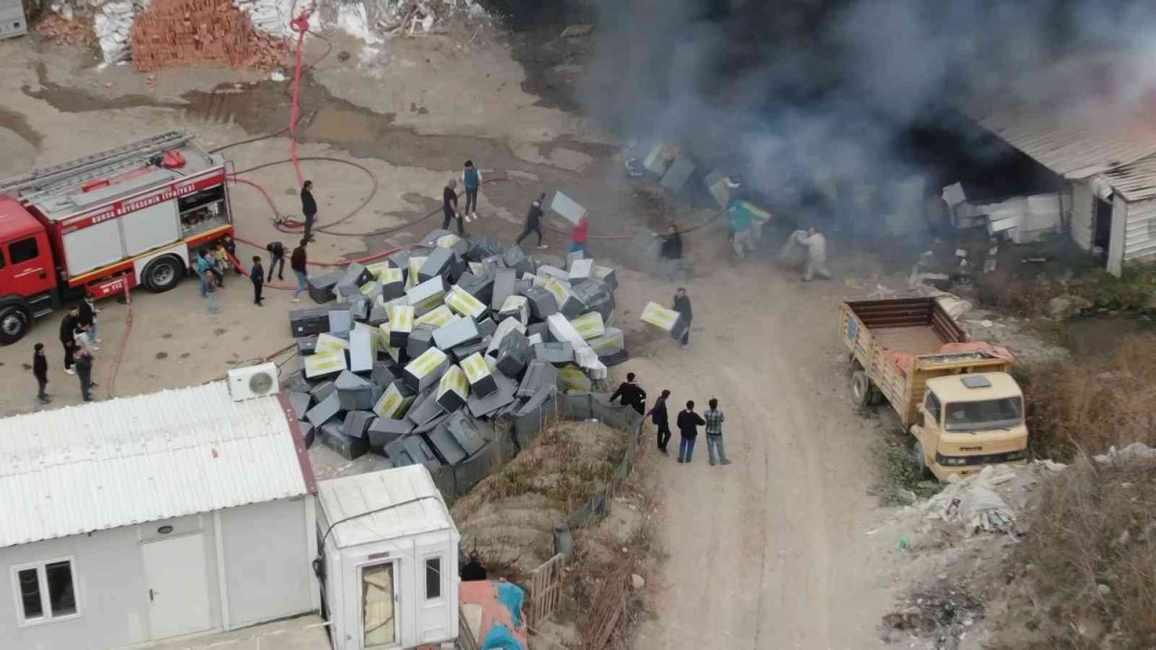 Bursa’da geri dönüşüm tesisinde başlayan yangın kontrol altına alındı