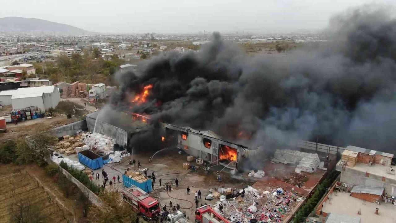 Bursa’da geri dönüşüm tesisinde başlayan yangın kontrol altına alındı
