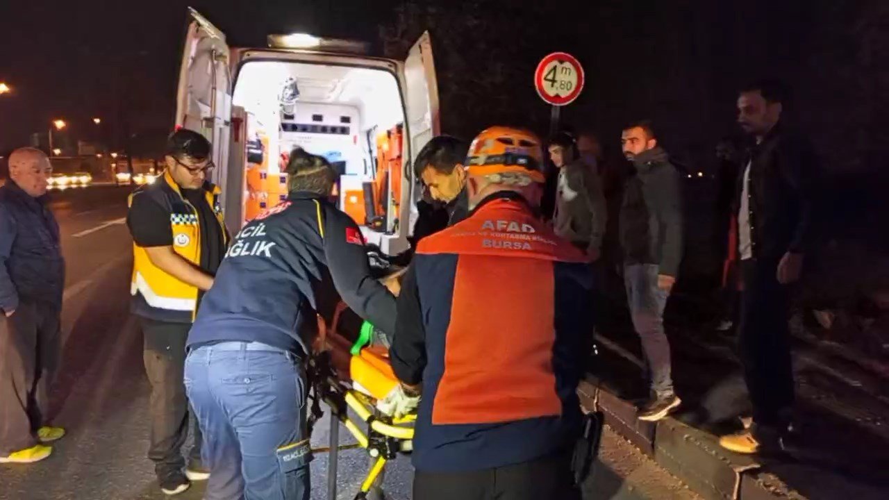 Bursa’da kontrolden çıkan hafif ticari araç 5 metre yükseklikteki köprüden uçtu : 1’i ağır 2 kişi yaralandı