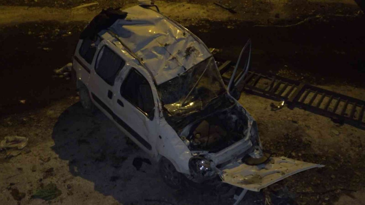 Bursa’da kontrolden çıkan hafif ticari araç 5 metre yükseklikteki köprüden uçtu : 1’i ağır 2 kişi yaralandı