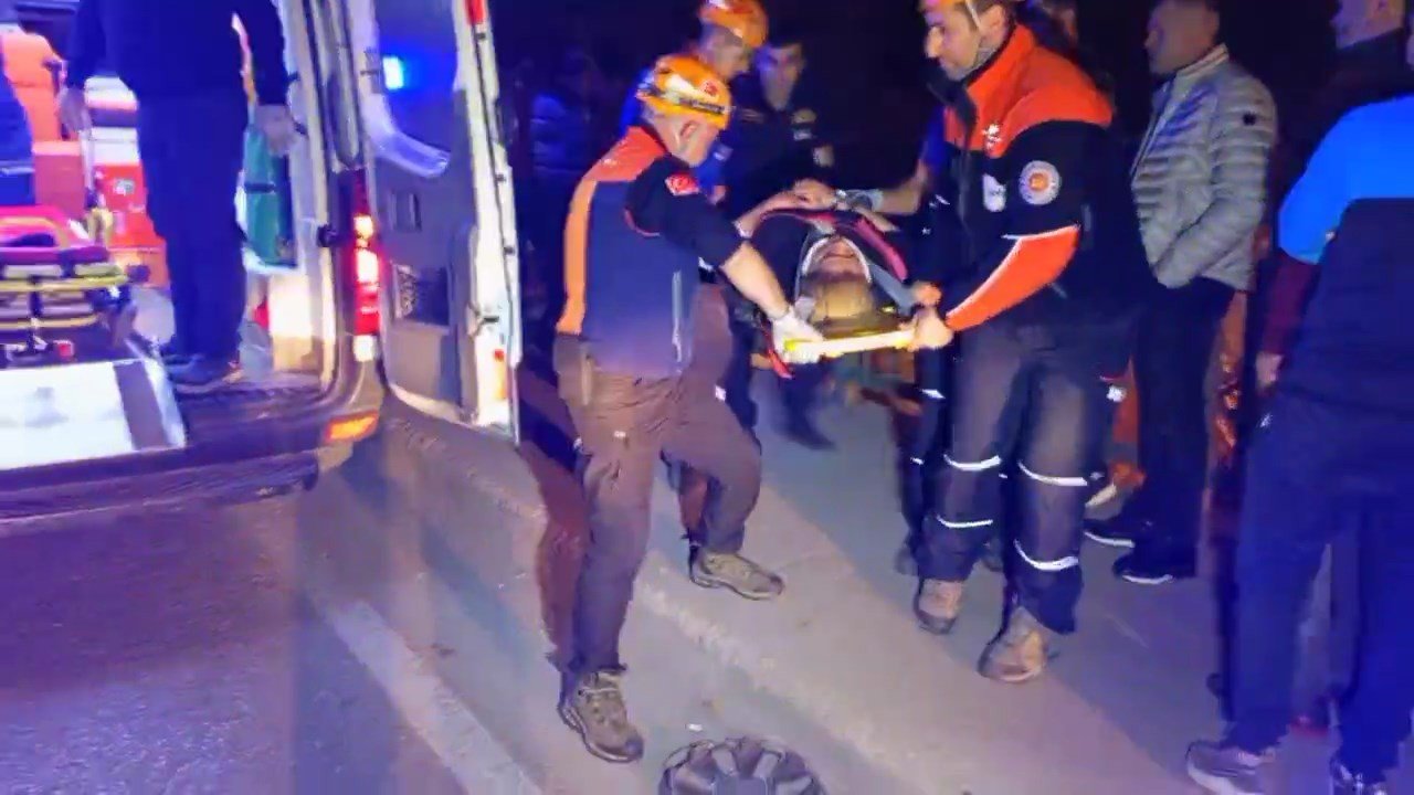 Bursa’da kontrolden çıkan hafif ticari araç 5 metre yükseklikteki köprüden uçtu : 1’i ağır 2 kişi yaralandı