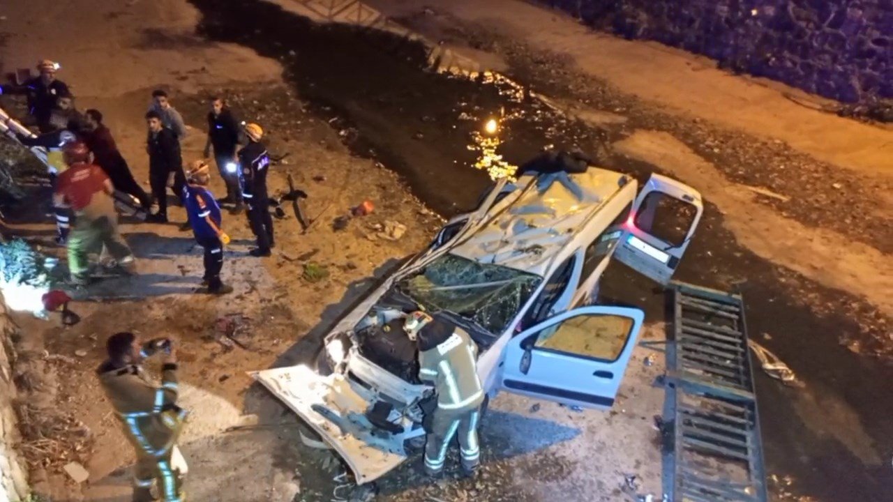 Bursa’da kontrolden çıkan hafif ticari araç 5 metre yükseklikteki köprüden uçtu : 1’i ağır 2 kişi yaralandı