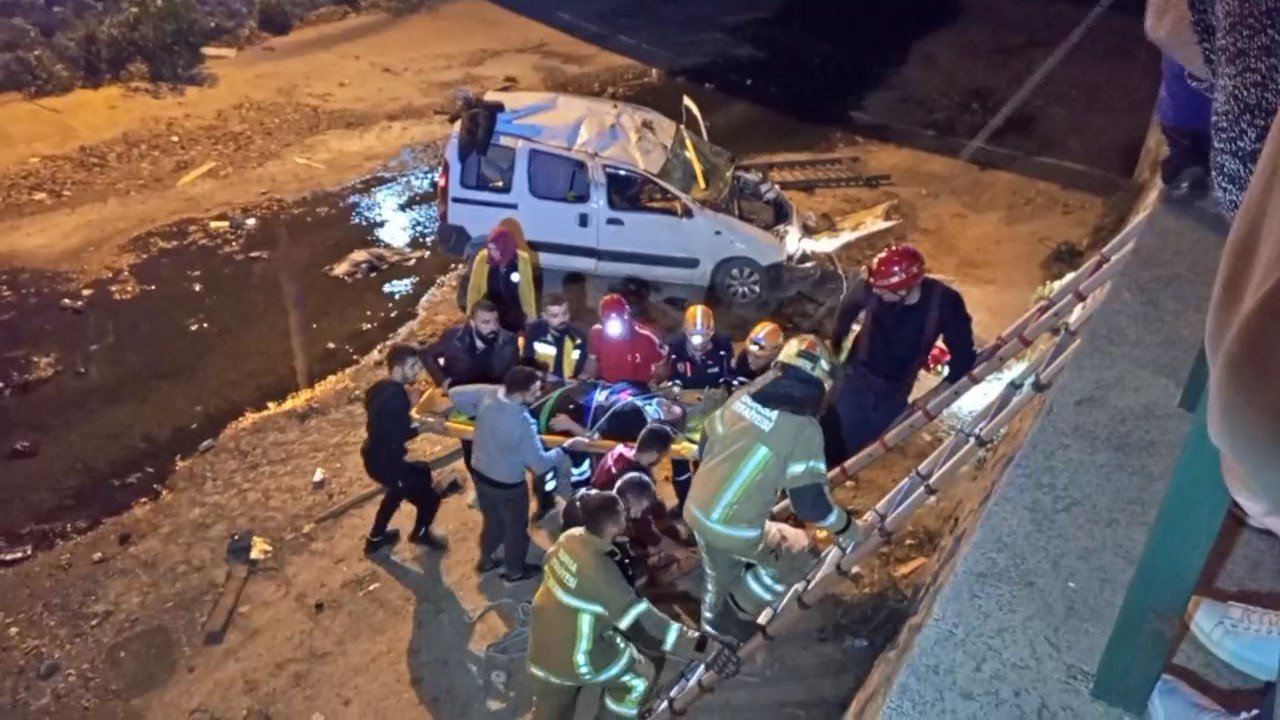 Bursa’da kontrolden çıkan hafif ticari araç 5 metre yükseklikteki köprüden uçtu : 1’i ağır 2 kişi yaralandı