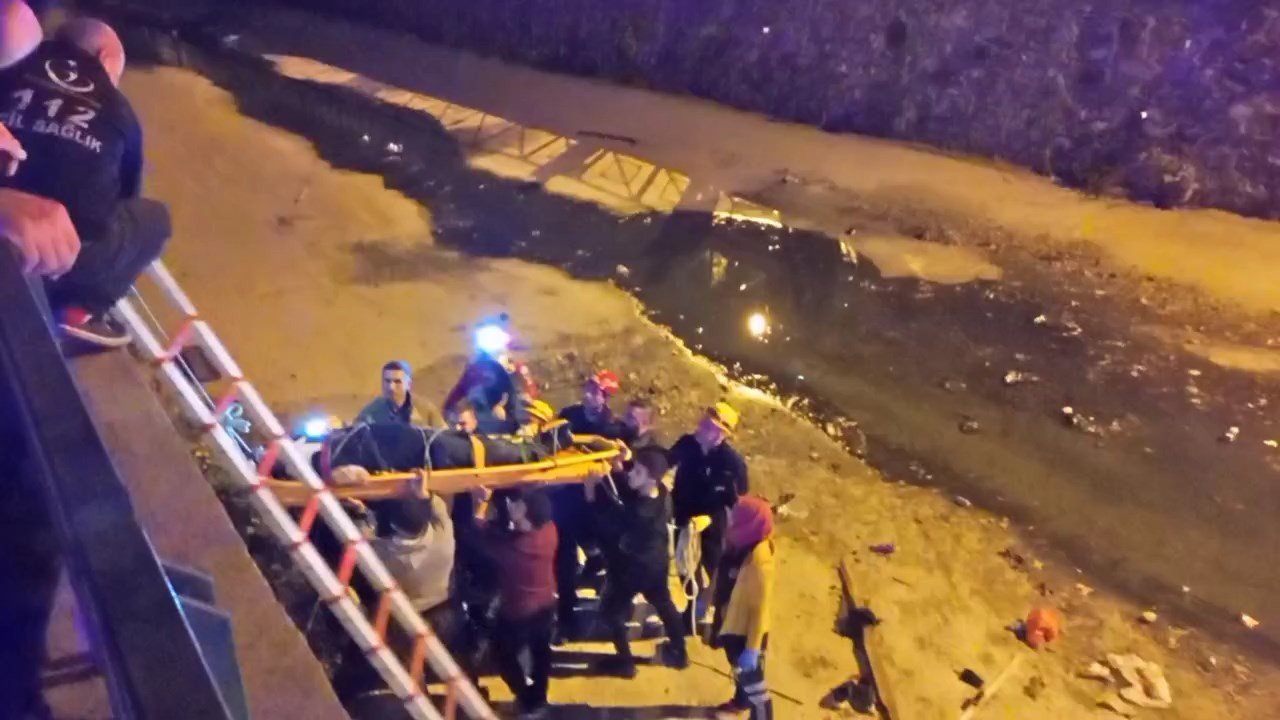 Bursa’da kontrolden çıkan hafif ticari araç 5 metre yükseklikteki köprüden uçtu : 1’i ağır 2 kişi yaralandı