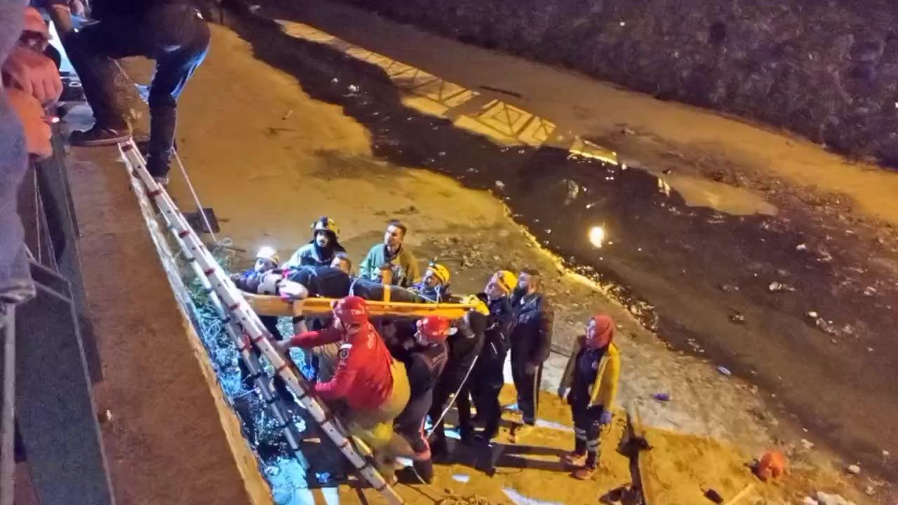 Bursa’da kontrolden çıkan hafif ticari araç 5 metre yükseklikteki köprüden uçtu : 1’i ağır 2 kişi yaralandı