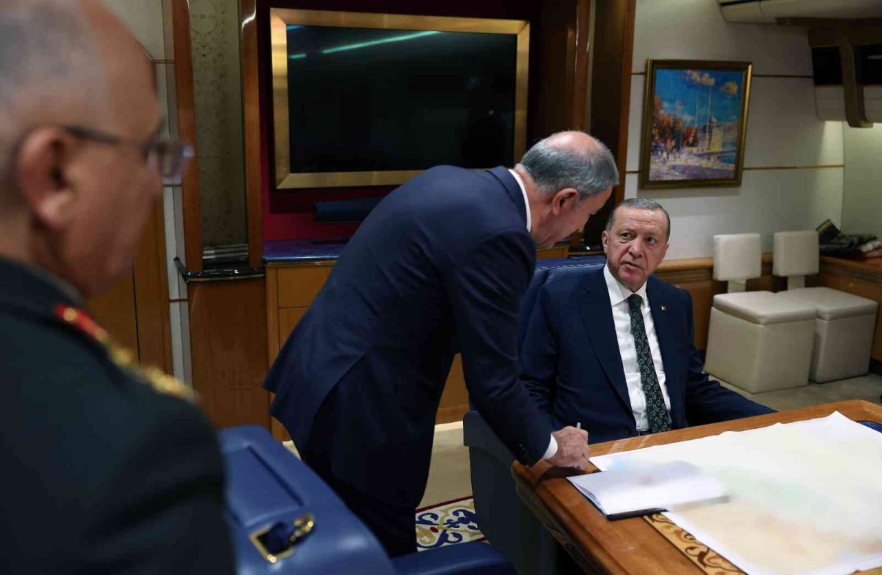 Cumhurbaşkanı Recep Tayyip Erdoğan’ın ‘Pençe-Kılıç Hava Harekatı’nın emrini verdiği anlara dair fotoğraf ve görüntü paylaşıldı.