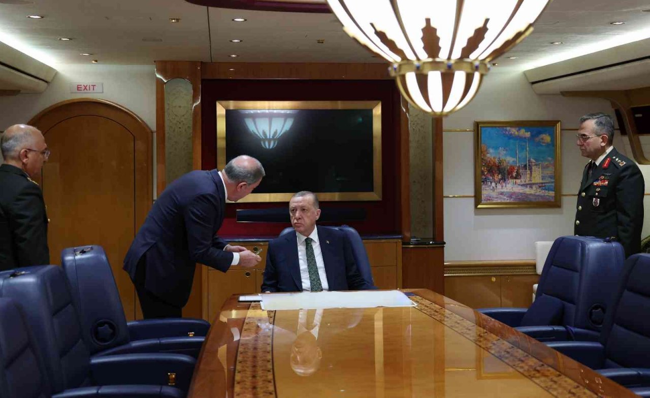 Cumhurbaşkanı Recep Tayyip Erdoğan’ın ‘Pençe-Kılıç Hava Harekatı’nın emrini verdiği anlara dair fotoğraf ve görüntü paylaşıldı.