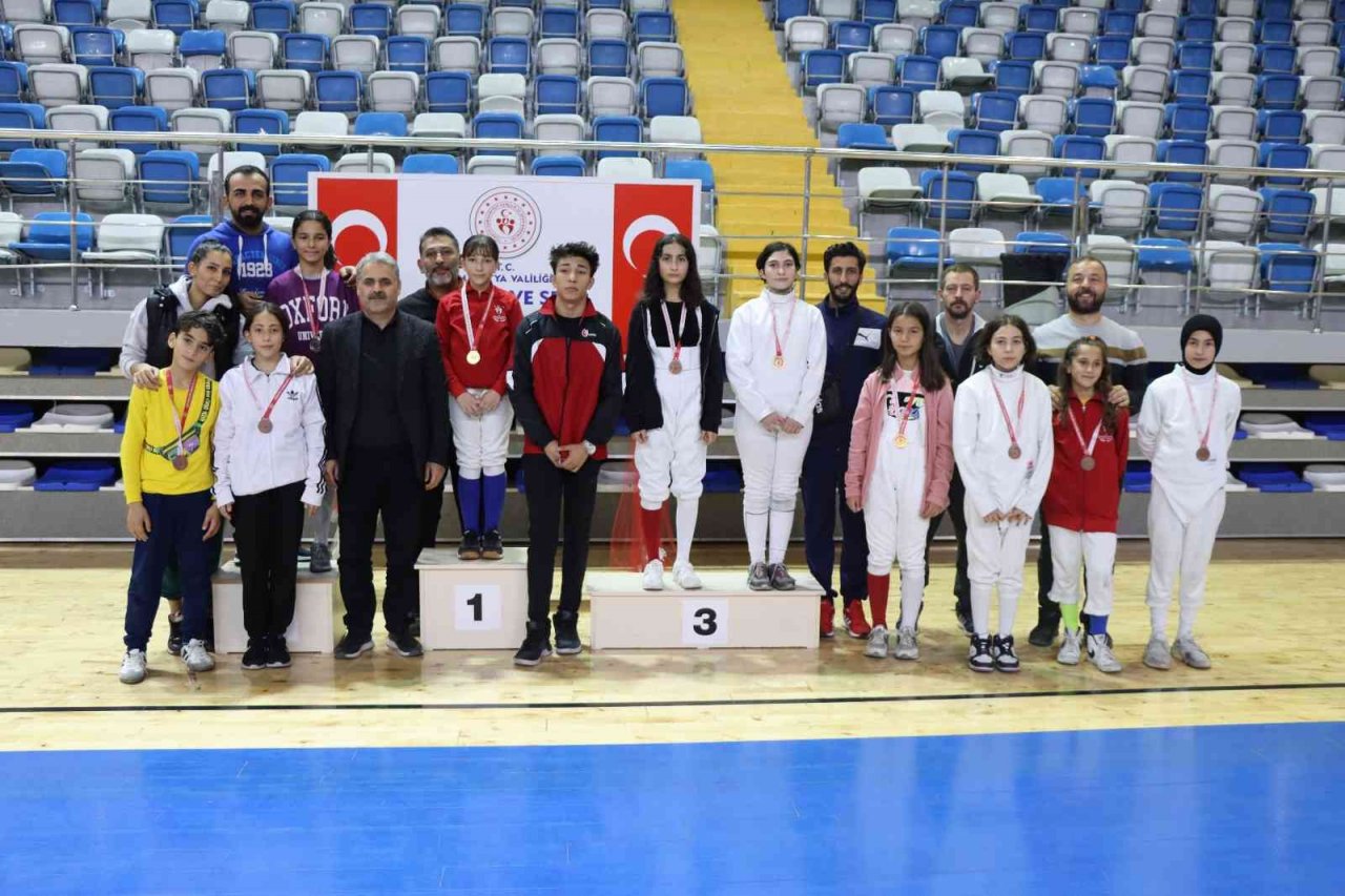 Kılıçları bölge şampiyonluğu için çektiler