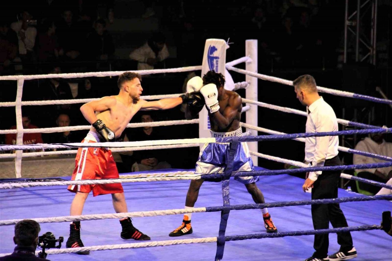 Dünya şampiyonu milli sporcu Şipal boksa veda etti