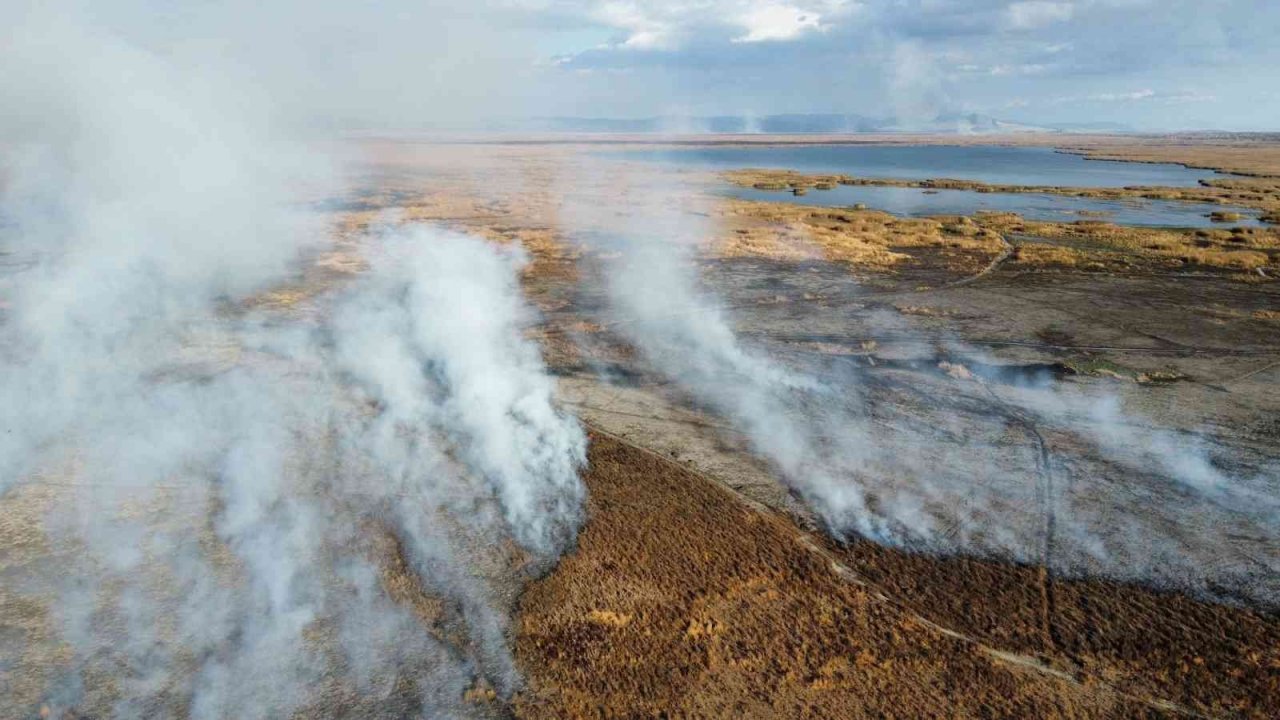 Eber Gölü’nden yine dumanlar yükseldi