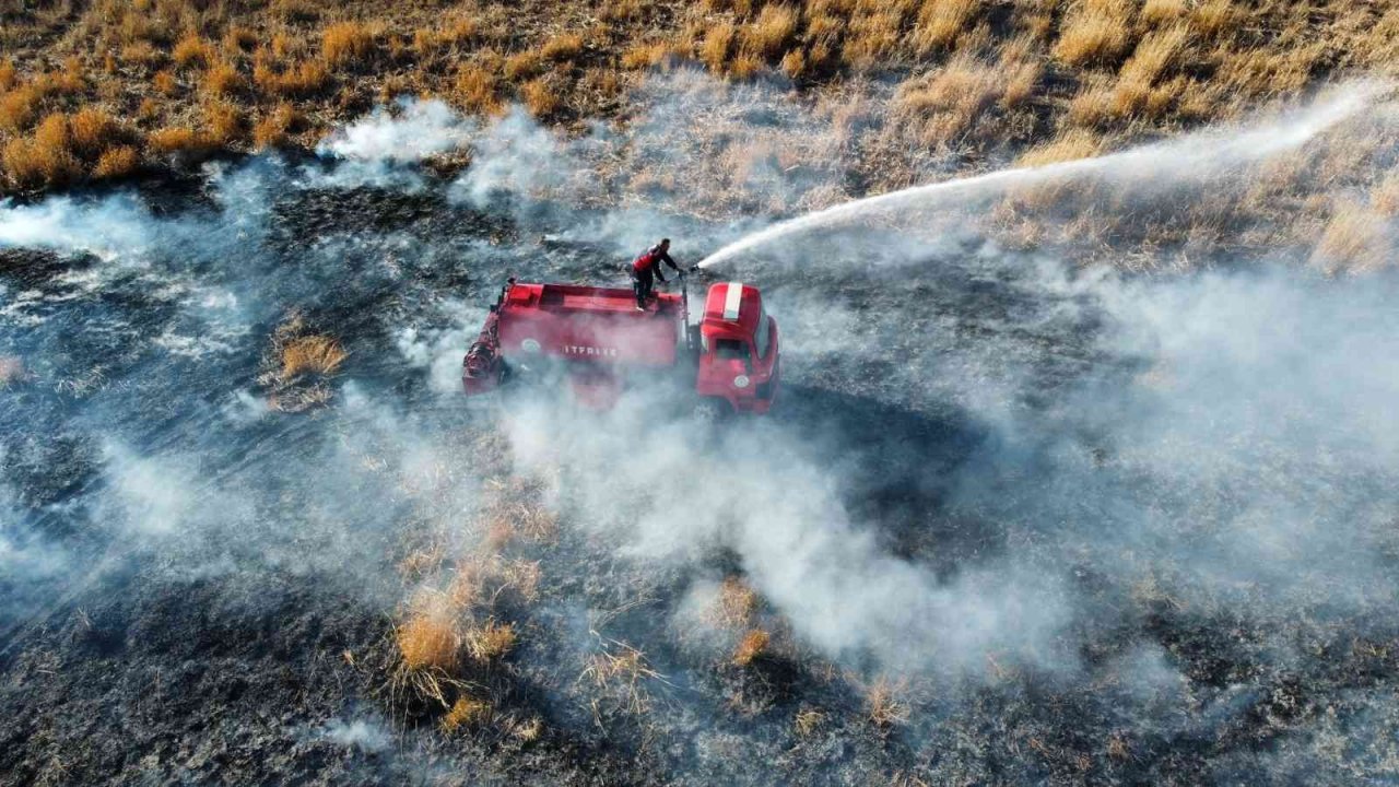 Eber Gölü’nden yine dumanlar yükseldi