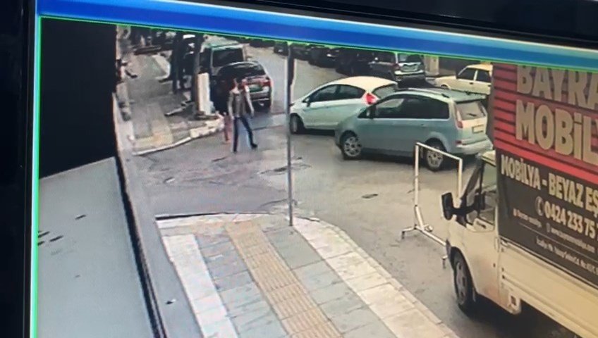 Çarpışan iki aracın arasında kalmaktan son anda böyle kurtuldu