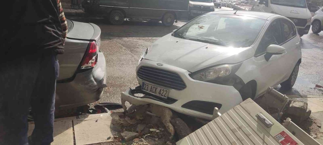 Çarpışan iki aracın arasında kalmaktan son anda böyle kurtuldu