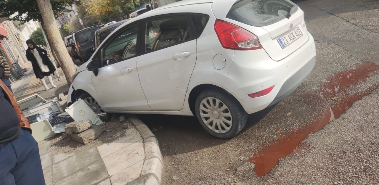 Çarpışan iki aracın arasında kalmaktan son anda böyle kurtuldu