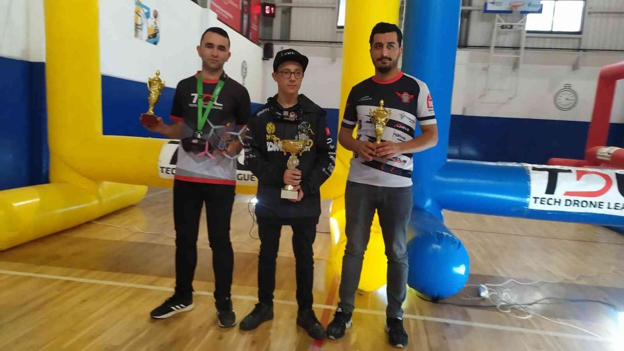 Esenler’de dron pilotları kıyasıya yarıştı
