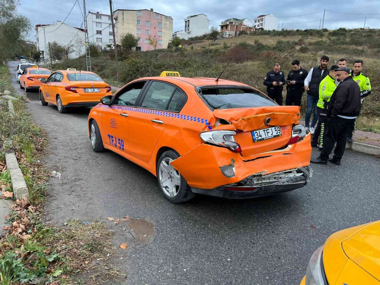 Yol verme yüzünden tartıştılar, ticari taksi şoförünü takip edip dehşeti yaşattılar