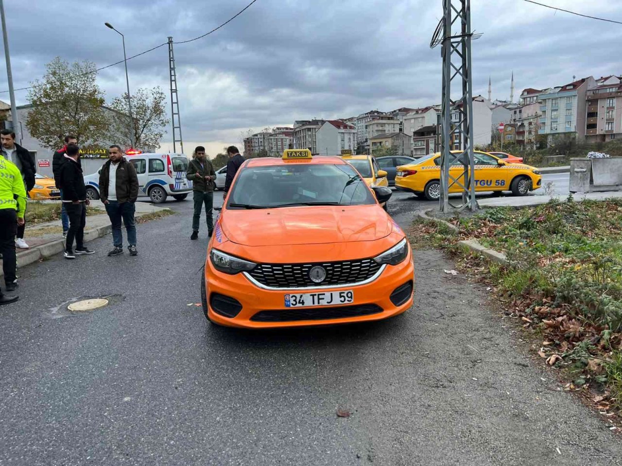 Yol verme yüzünden tartıştılar, ticari taksi şoförünü takip edip dehşeti yaşattılar