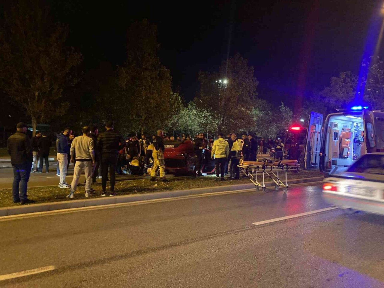 İzmir’de kontrolden çıkan otomobil takla attı: 1 ölü, 1 yaralı