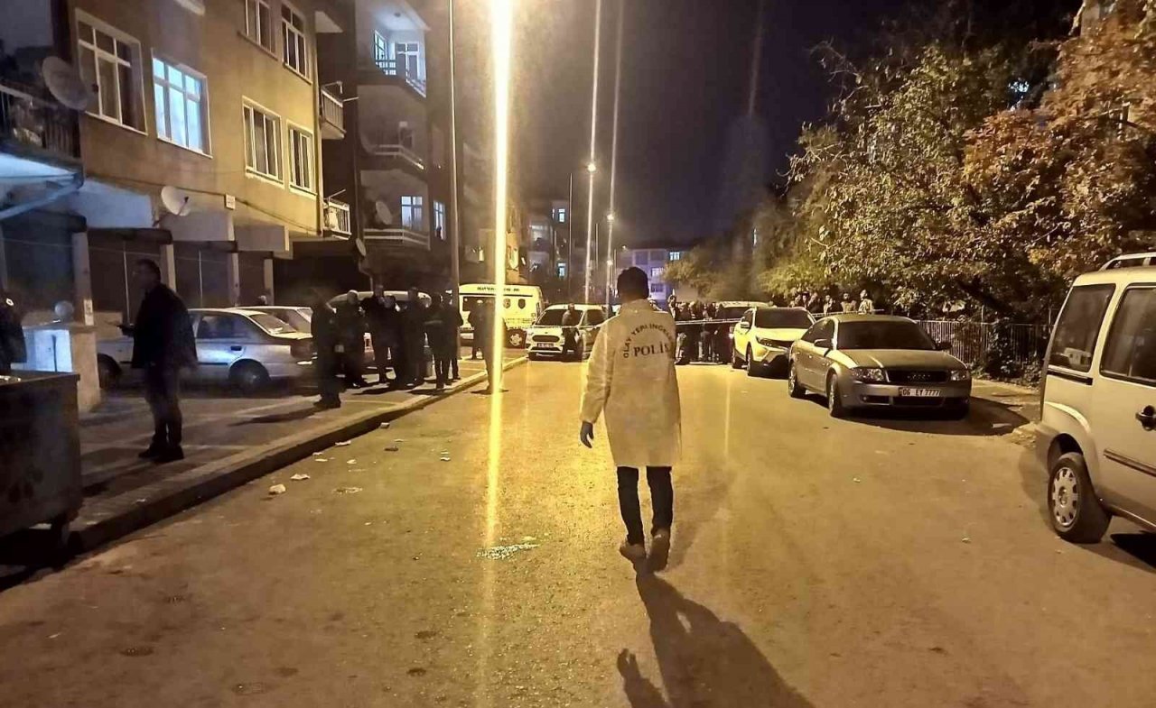 Sağlık ekibine yardım için giden polisleri bıçakladı: 1’i bekçi 3’ü polis 4 yaralı