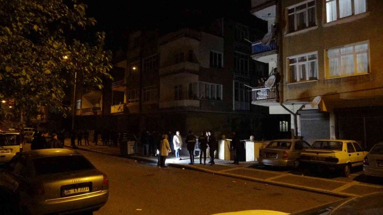 Sağlık ekibine yardım için giden polisleri bıçakladı: 1’i bekçi 3’ü polis 4 yaralı