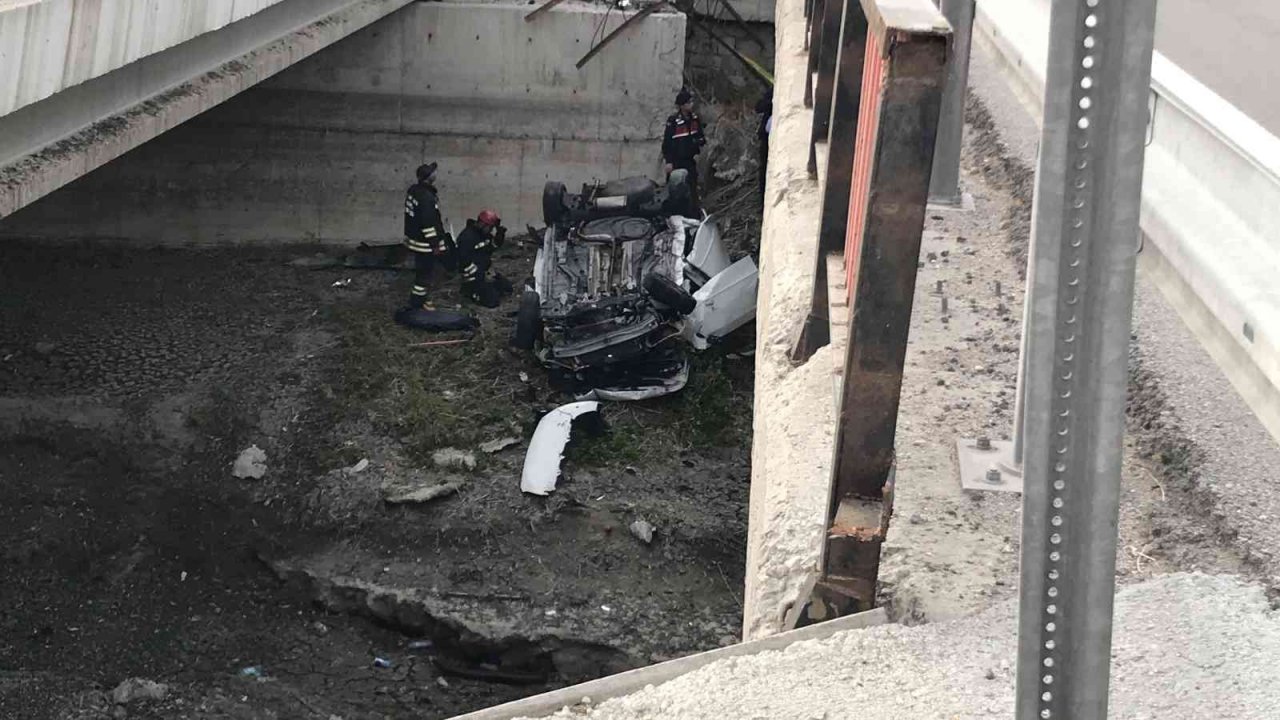 Konya’da otomobil tahliye kanalına uçtu: 3 ölü