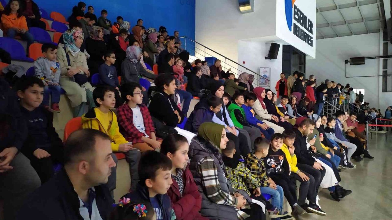 Esenler’de dron pilotları kıyasıya yarıştı