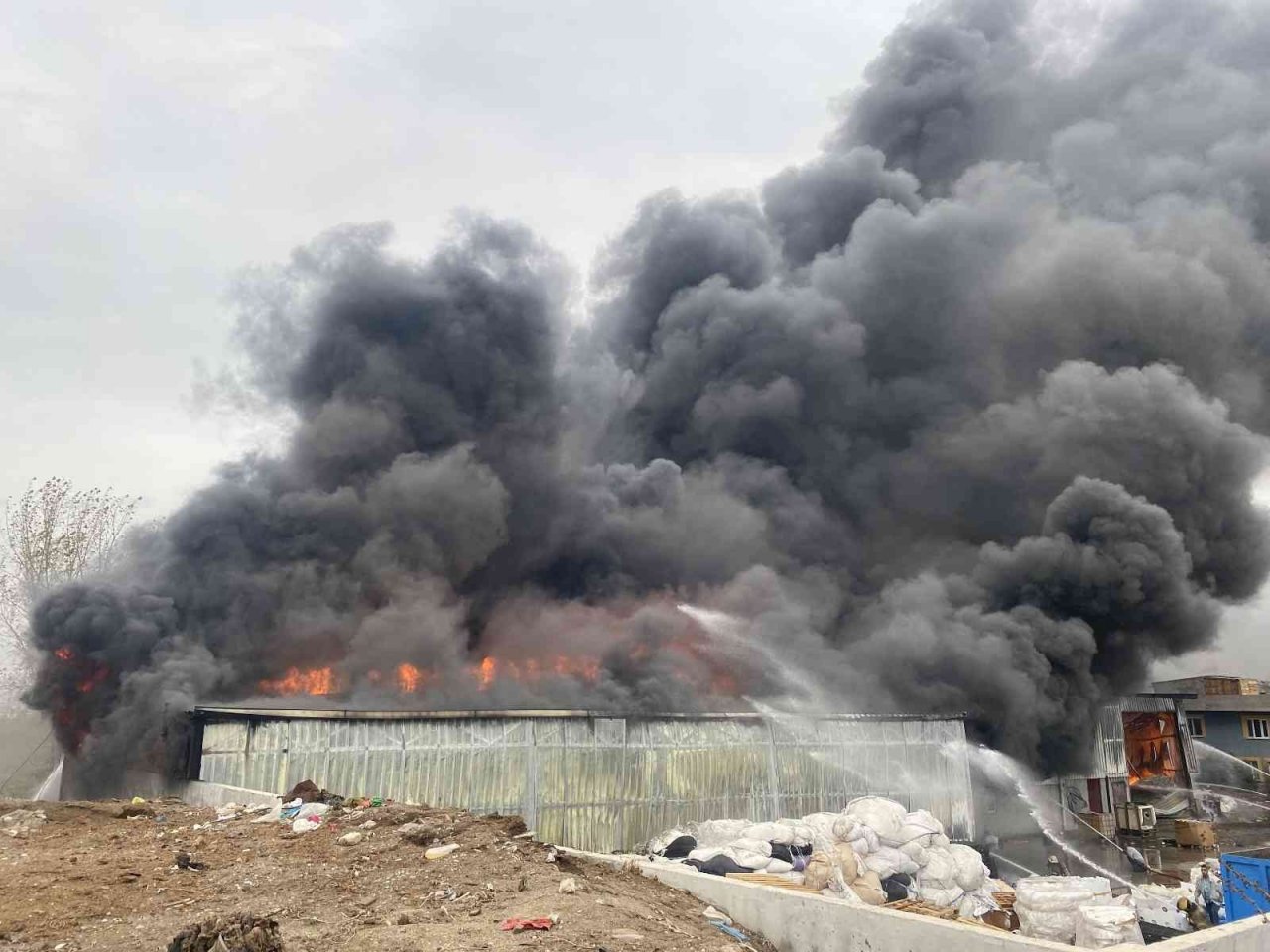 Bursa’da geri dönüşüm deposunda büyük yangın