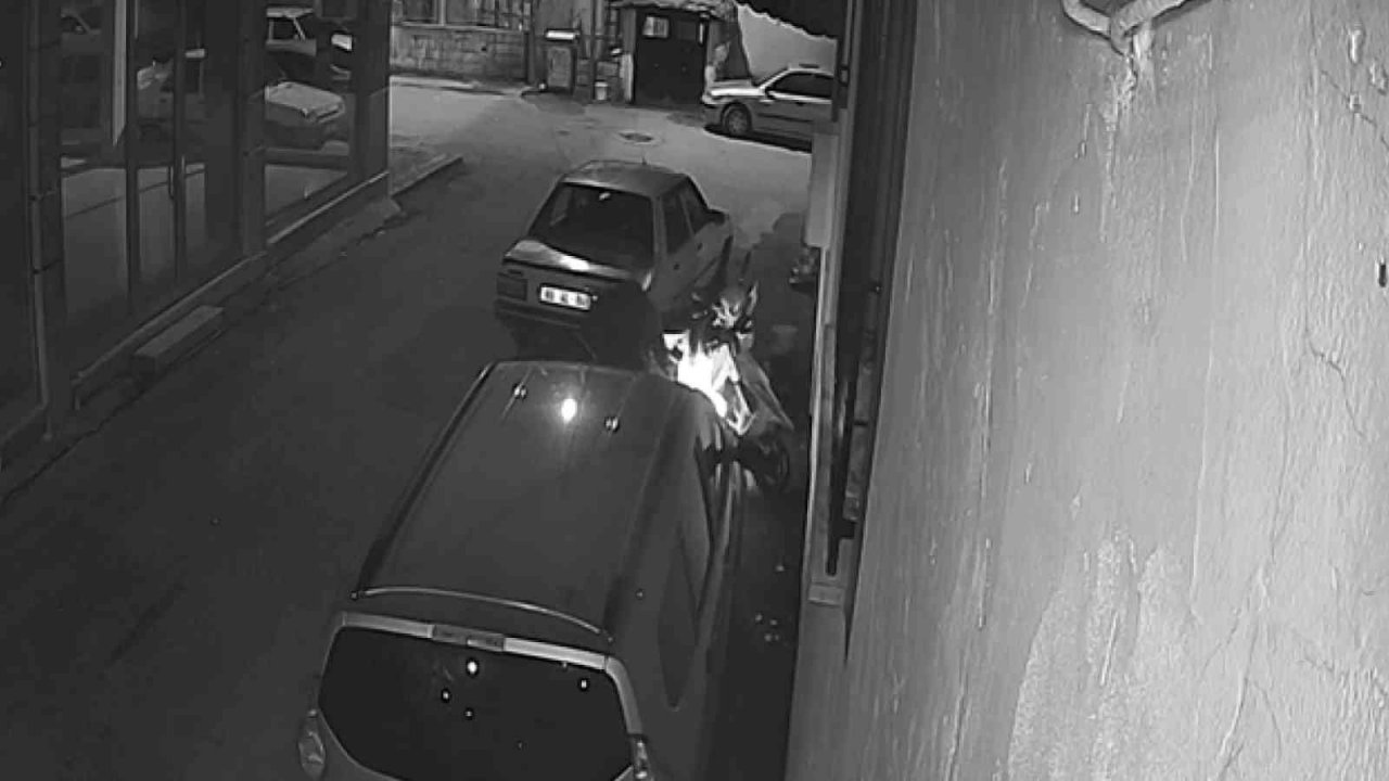 Tartıştığı arkadaşının motosikletini kundakladı