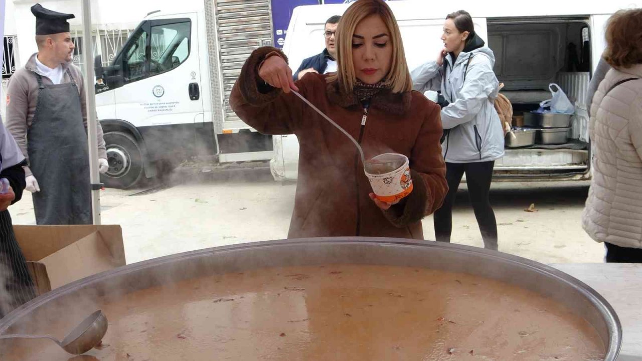 Bedava tarhana için yağmura aldırış etmediler